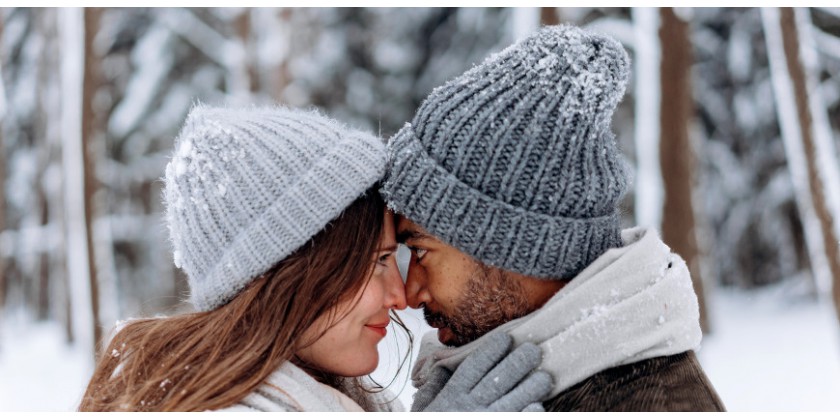 Trendy sezonu jesienno-zimowego – ciepłe dodatki odzieżowe dla kobiet i mężczyzn